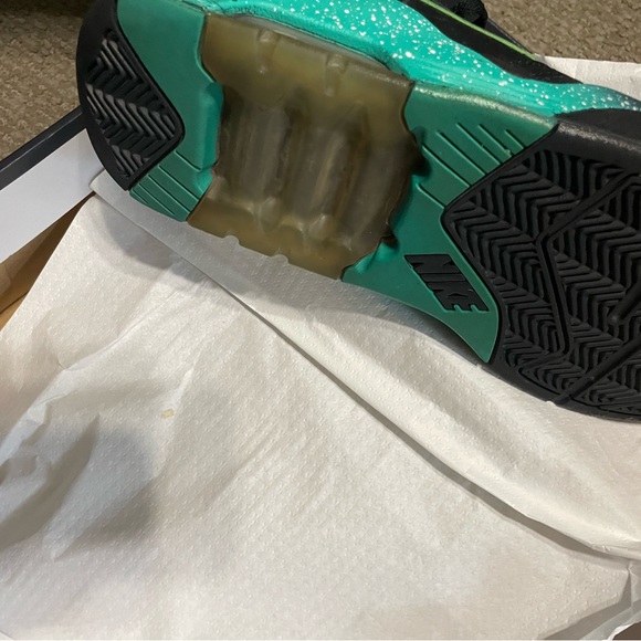 Nike shoes costs a lot loook it up - Picture 7 of 7